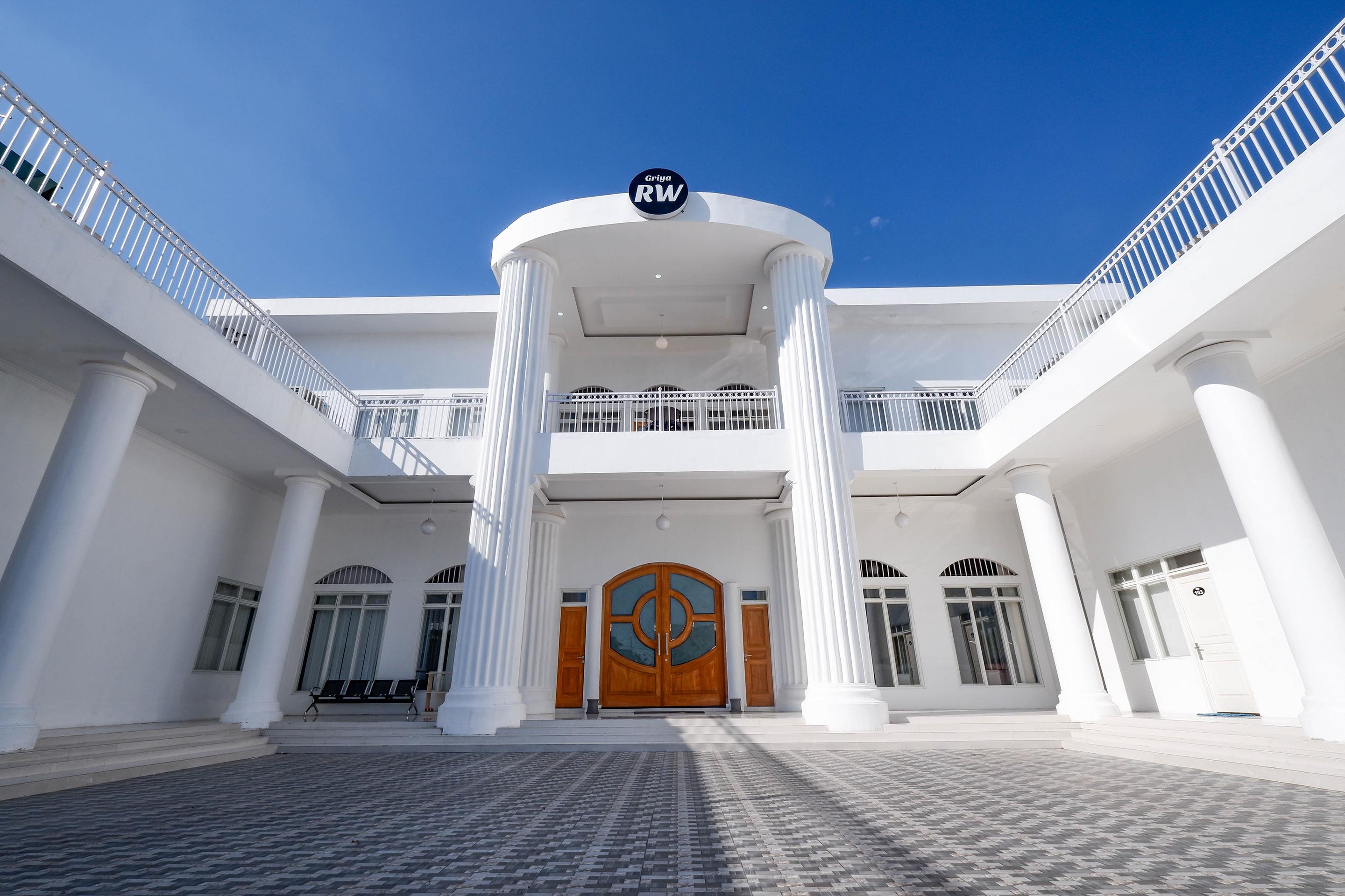 Griya Rw Family Guest House Redpartner Solo Exterior foto