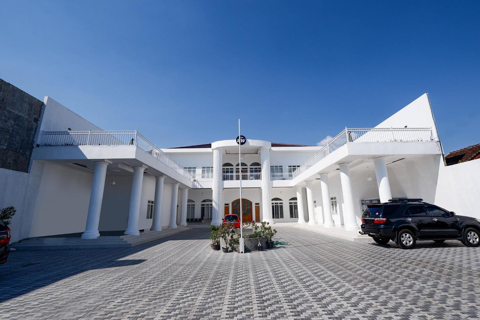 Griya Rw Family Guest House Redpartner Solo Exterior foto