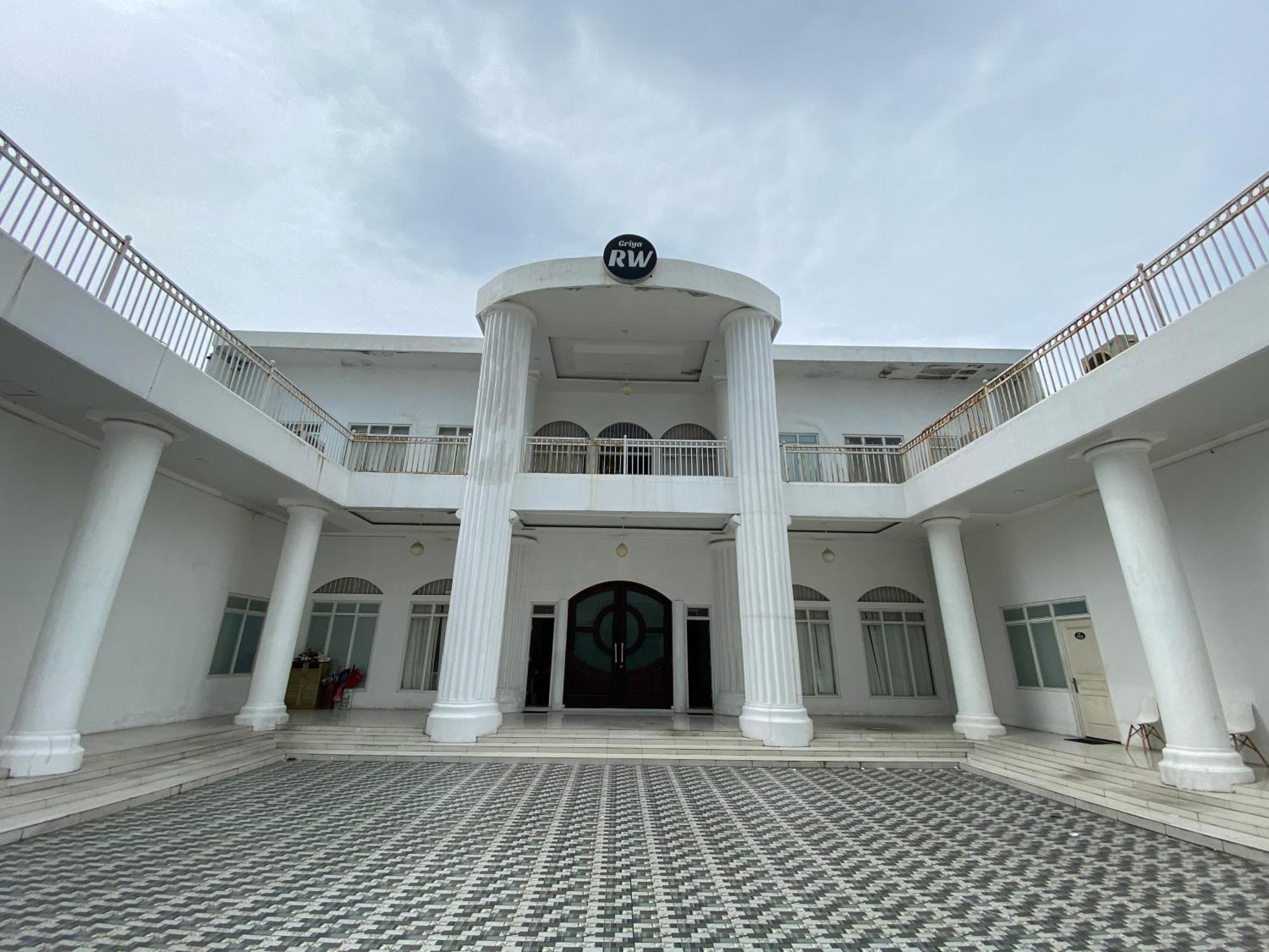 Griya Rw Family Guest House Redpartner Solo Exterior foto