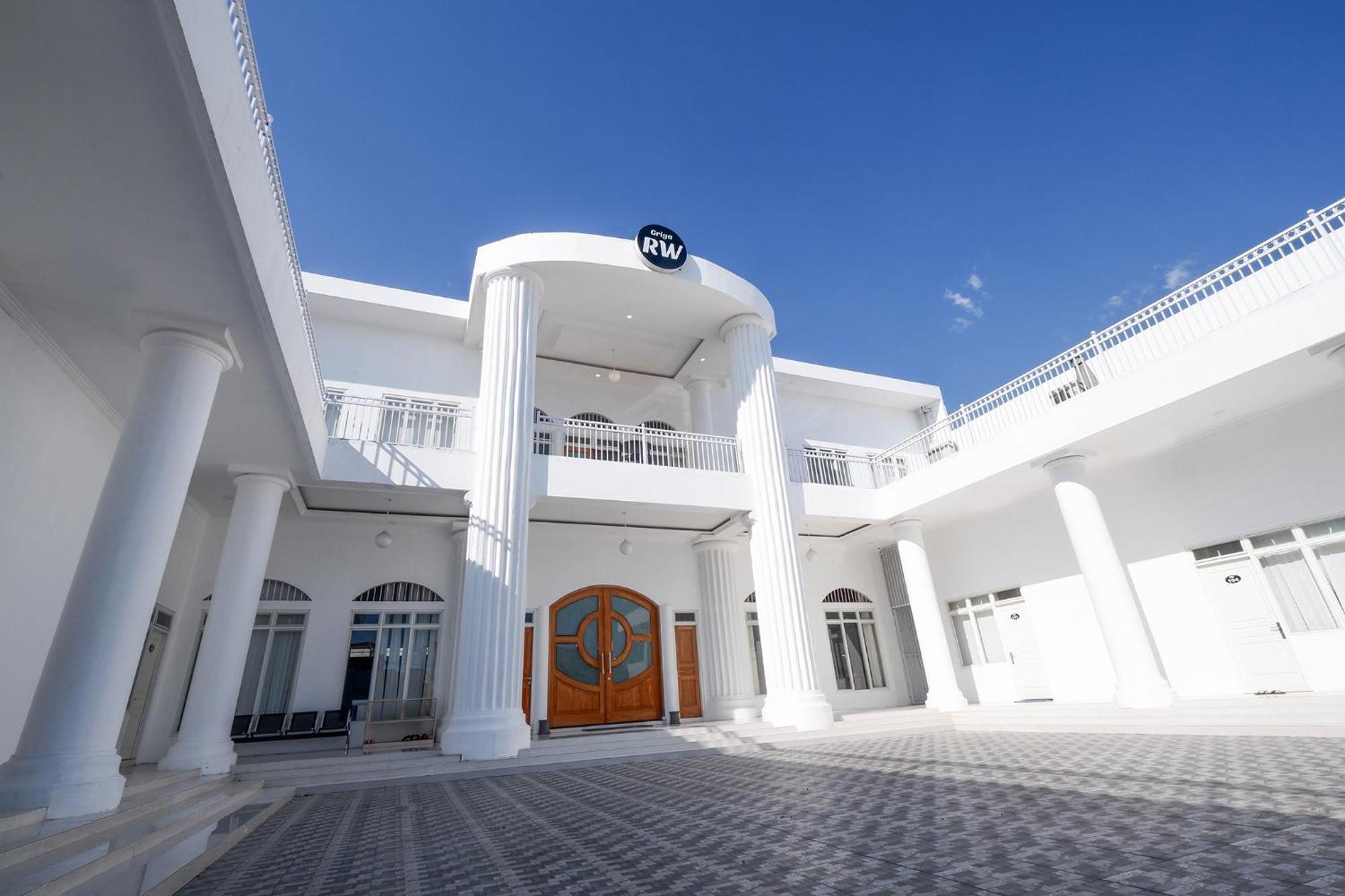 Griya Rw Family Guest House Redpartner Solo Exterior foto