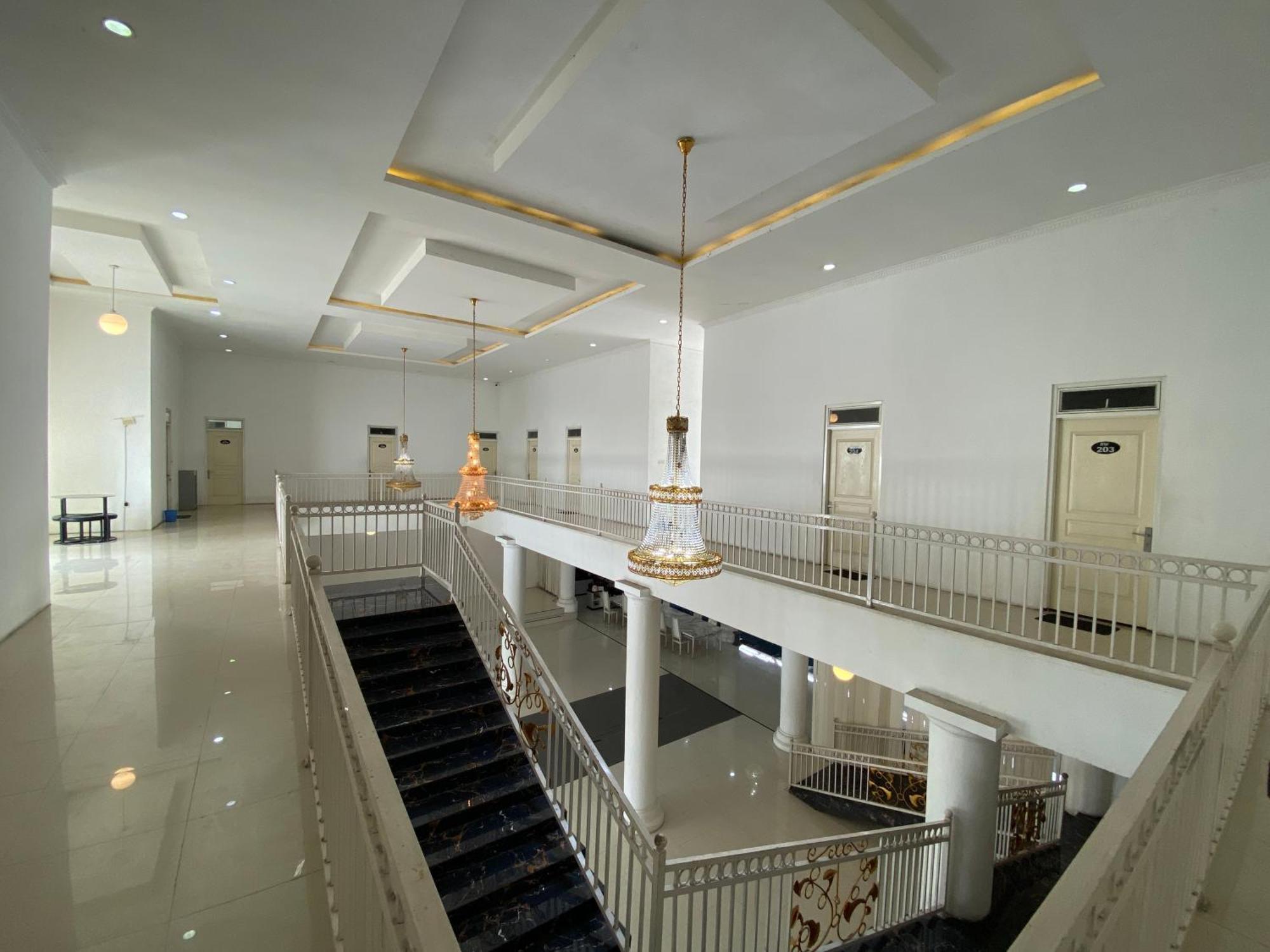 Griya Rw Family Guest House Redpartner Solo Exterior foto