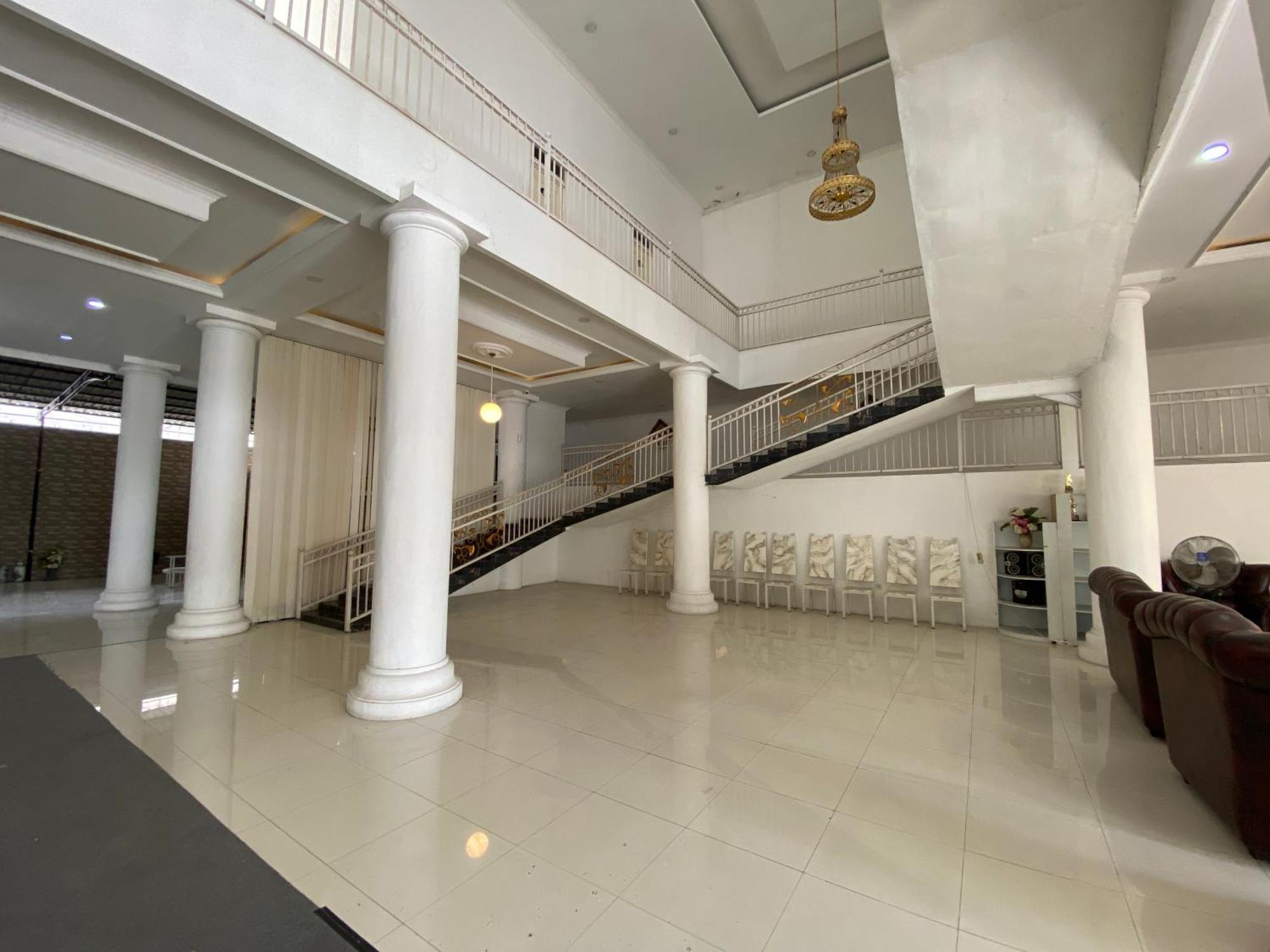 Griya Rw Family Guest House Redpartner Solo Exterior foto