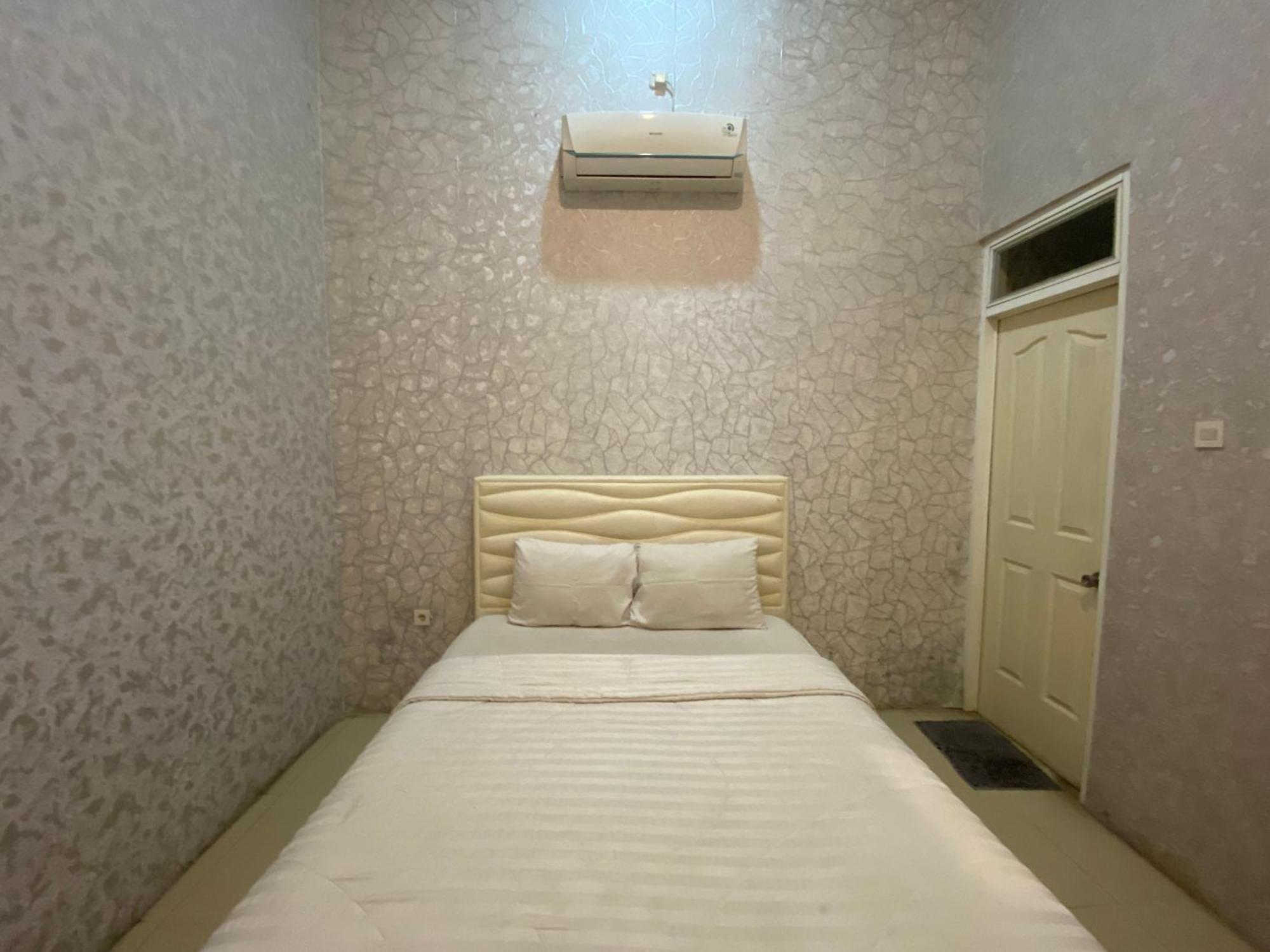 Griya Rw Family Guest House Redpartner Solo Exterior foto